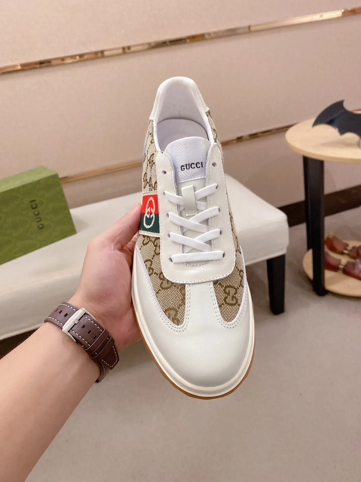 Men's shoes 💰 420 💰 High-quality new GUCCI counters are launched simultaneously. The new men's shoes, 😘fabrics are selected from imported cowhide, and the lining is sheepskin lining. 👍🏿 High-end ☄️ air-cushion molded anti-slip rubber outsole, exquisite lines, simple and elegant, comfortable and high-end for leisure travel. Code number: 38 to 44 (45 can be customized and cannot be returned or exchanged)